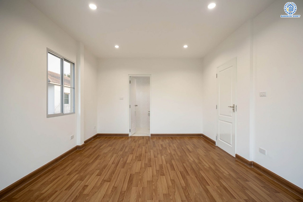 บ้านมือสองตกแต่งใหม่ คุณภาพแบรนด์ LH โครงการ ชัยพฤกษ์ ราชพฤกษ์-แจ้งวัฒนะ เนื้อที่ 58.4 ตร.ว. ฟังก์ชัน 3 ห้องนอน 3 ห้องน้ำ 2 ที่จอดรถ ภายในตกแต่งหรูหรา บนทำเลศักยภาพติดถนนราชพฤกษ์ เชื่อมสู่แจ้งวัฒนะได้อย่างรวดเร็ว และเพียง 10 นาทีถึงรถไฟฟ้า "สถานีบางรักใหญ่" จุดขึ้นทางด่วน "ศรีรัช" โรบินสัน ไลฟ์สไตล์ ราชพฤกษ์ และ โลตัส นอร์ธราชพฤกษ์